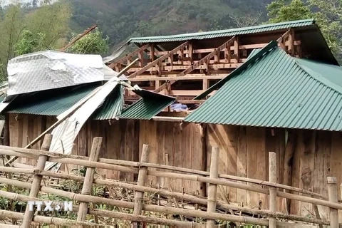 Một nhà dân ở huyện Bảo Lâm, Cao Bằng, bị dông lốc làm tốc mái. (Ảnh: TTXVN phát)