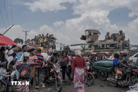 Binh sỹ thuộc Lực lượng Phòng vệ quốc gia Nam Phi (SANDF) tuần tra tại Sake, CHDC Congo. (Ảnh: AFP/TTXVN)