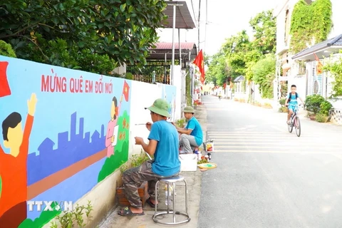 Nhờ phát huy hiệu quả mọi nguồn lực trong xây dựng nông thôn mới nâng cao, đến nay hạ tầng giao thông xã Liên Châu, huyện Yên Lạc, tỉnh Vĩnh Phúc đã từng bước hoàn thiện, khang trang. (Ảnh: Nguyễn Thảo/TTXVN)