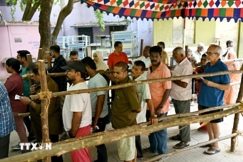 Cử tri Ấn Độ xếp hàng bỏ phiếu bầu Hạ viện khóa 18 tại điểm bầu cử ở bang Tamil Nadu ngày 19/4. (Ảnh: AFP/TTXVN)