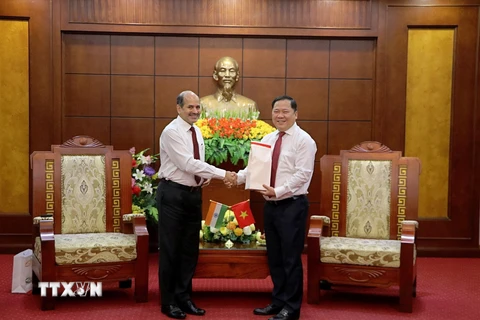 Ngài Sandeep Arya, Đại sứ đặc mệnh toàn quyền Ấn Độ tại Việt Nam tặng quà lưu niệm cho Tỉnh ủy Hòa Bình. (Ảnh: Thanh Hải/TTXVN)