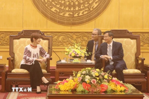 Bí thư Tỉnh ủy Ninh Bình Đoàn Minh Huấn tiếp bà Simona-Mirela Miculescu, Chủ tịch Đại hội đồng UNESCO. (Ảnh: Thùy Dung/TTXVN)