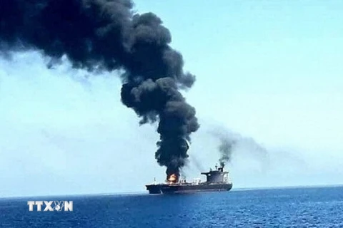 Tàu chở hàng bị lực lượng Houthi tấn công ngoài khơi Hodeidah, Yemen. (Ảnh: IRNA/TTXVN)