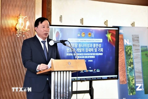 Chủ tịch UBND tỉnh Long An Nguyễn Văn Út phát biểu tại Hội nghị xúc tiến đầu tư tại Hàn Quốc. (Ảnh: Khánh Vân/TTXVN)