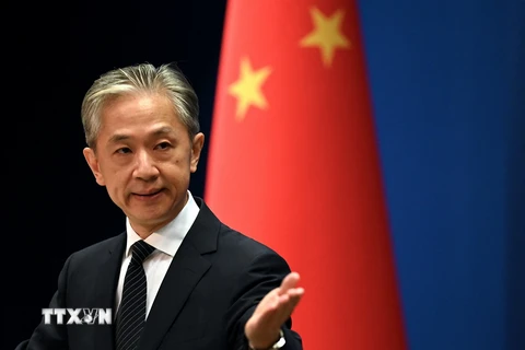 Người phát ngôn Bộ Ngoại giao Trung Quốc Uông Văn Bân phát biểu tại một cuộc họp báo ở Bắc Kinh. (Ảnh: AFP/TTXVN)
