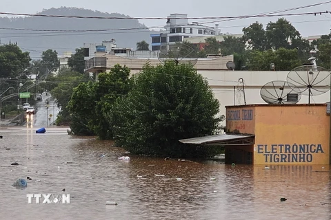 Ngập lụt sau những trận mưa lớn tại Encantado, bang Rio Grande do Sul, Brazil. (Ảnh: AFP/TTXVN)