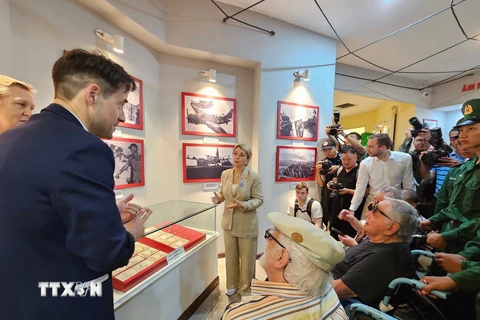 Bà Patricia Miralles, Quốc vụ khanh bên cạnh Bộ trưởng Bộ Quân đội Pháp, phụ trách Cựu chiến binh và Ký ức cùng các đại biểu tham quan bảo tàng Chiến thắng lịch sử Điện Biên Phủ. (Ảnh: TTXVN)