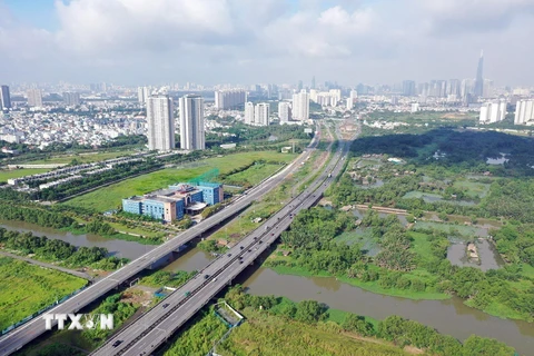 Đường song hành cao tốc Thành phố Hồ Chí Minh-Long Thành-Dầu Giây (bên trái) được đưa vào khai thác. (Ảnh: TTXVN phát)