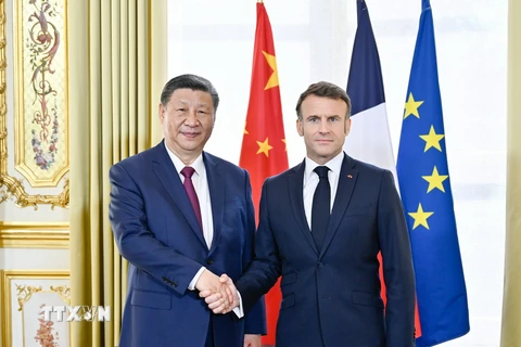 Tổng thống Pháp Emmanuel Macron (phải) và Chủ tịch Trung Quốc Tập Cận Bình tại cuộc hội đàm ở Paris, Pháp. (Ảnh: THX/TTXVN)