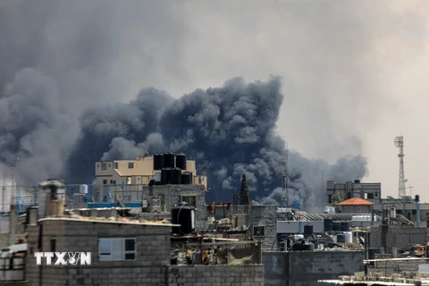 Khói bốc lên sau các cuộc không kích của Israel xuống thành phố Rafah, Dải Gaza. (Ảnh: THX/TTXVN)