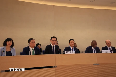 Thứ trưởng Ngoại giao Đỗ Hùng Việt phát biểu tại phiên thông qua báo cáo quốc gia UPR của Việt Nam. (Ảnh: TTXVN phát)
