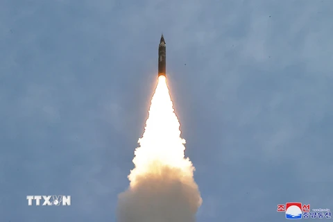 Vụ phóng thử tên lửa đạn đạo của Triều Tiên ở khu vực ngoại ô Bình Nhưỡng, ngày 2/4. (Ảnh: AFP/TTXVN)