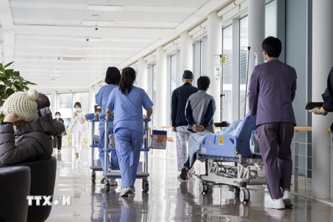 Bác sỹ làm việc tại bệnh viện ở Seoul (Hàn Quốc). (Ảnh: Yonhap/TTXVN)