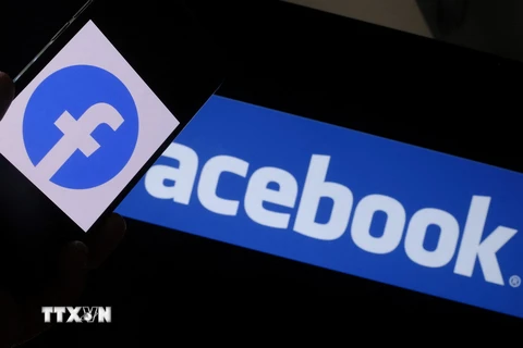 Biểu tượng Facebook trên màn hình điện thoại và máy tính. (Ảnh: AFP/TTXVN)