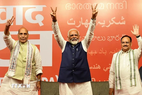 Thủ tướng Ấn Độ Narendra Modi (giữa) cùng các lãnh đạo Liên minh Dân chủ quốc gia (NDA) do đảng Nhân dân Ấn Độ (BJP) đứng đầu, mừng chiến thắng của NDA tại New Delhi. (Ảnh: AA/TTXVN)