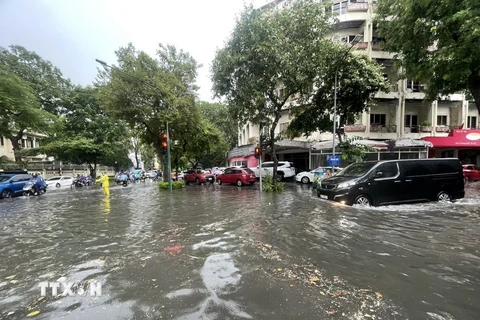 Các phương tiện gặp nhiều khó khăn khi di chuyển qua ngã tư Lý Thường Kiệt-Phan Bội Châu sau cơn mưa như trút sáng 5/6. (Ảnh: An Đăng/TTXVN)