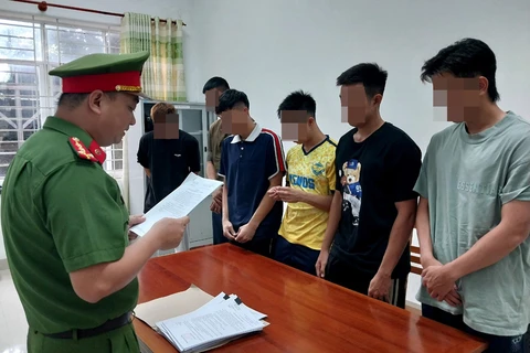 Cơ quan Cảnh sát Điều tra - Công an tỉnh Bà Rịa-Vũng Tàu đọc quyết định bắt tạm giam đối với 6 bị can. (Ảnh: Công an cung cấp)