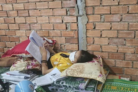 Em Nguyễn Thị Yến Nhi phải nằm ở nhà suốt gần 3 tháng qua để ôn bài chuẩn bị cho kỳ thi vào lớp 10.