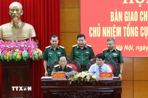 Đại tướng Lương Cường và Thượng tướng Trịnh Văn Quyết ký biên bản bàn giao (Ảnh: Hồng Pha/TTXVN phát)