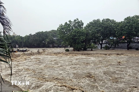 Mưa lớn gây ngập lụt tại thành phố Uông Bí, tỉnh Quảng Ninh. (Ảnh: Thanh Hương/TTXVN phát)