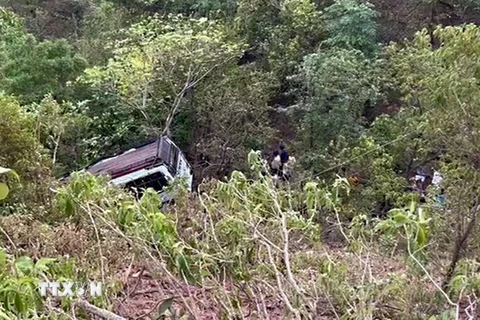 Chiếc xe buýt chở người hành hương Hindu rơi xuống hẻm núi sau khi bị các tay súng tấn công. (Ảnh: ANI/TTXVN)