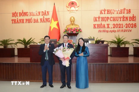 Lãnh đạo thành phố Đà Nẵng chúc mừng ông Ngô Xuân Thắng. (Ảnh: Văn Dũng/TTXVN)