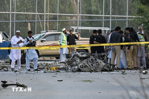 Cảnh sát điều tra tại hiện trường một vụ đánh bom ở Peshawar , Pakistan. (Ảnh: AFP/TTXVN)