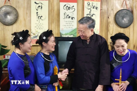 Nhân chuyến thăm và làm việc tại tỉnh Cao Bằng, tối 9/6, Chủ tịch nước Tô Lâm đến thăm và tiếp thân mật nhân dân xóm Pác Bó, xã Trường Hà, huyện Hà Quảng. (Ảnh: Nhan Sáng/TTXVN)