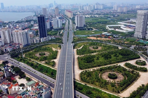 Đường Võ Chí Công nối cầu Nhật Tân với trung tâm thành phố Hà Nội. (Ảnh: Huy Hùng/TTXVN)