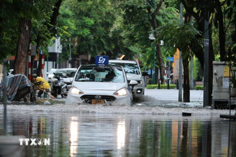 Chỉ cần sau nửa giờ mưa lớn liên tục là phố Nguyễn Gia Thiều, quận Hoàn Kiếm nhanh chóng "biến" thành sông. (Ảnh: Hoàng Hiếu/TTXVN)