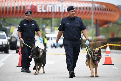 Cảnh sát tuần tra tại Shah Alam, Malaysia. (Ảnh: AFP/TTXVN)