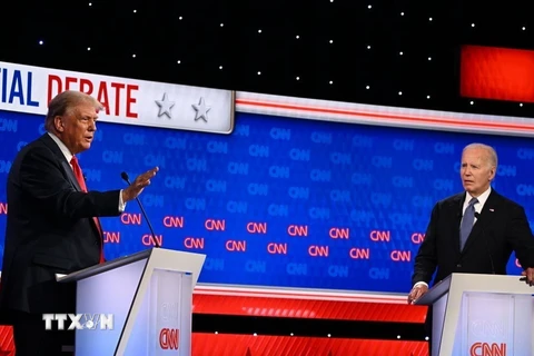 Chiều 27/6 (giờ Mỹ), tại Atlanta (Georgia), đương kim Tổng thống Joe Biden (phải) và cựu Tổng thống Donald Trump đã có cuộc tranh luận trực tiếp đầu tiên giữa các ứng cử viên trong cuộc bầu cử Tổng thống năm 2024. (Ảnh: CNN/TTXVN)