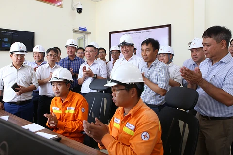 Lãnh đạo EVNNPT và các đơn vị liên quan chứng kiến thời khắc đóng điện Dự án đường dây 500kV Thanh Hóa-Nam Định. (Nguồn: EVN)