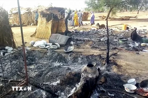 Hiện trường một vụ tấn công do Boko Haram tiến hành nhằm vào đám tang ở gần thủ phủ Maiduguri của bang Borno, Nigeria. (Ảnh: AFP/TTXVN)