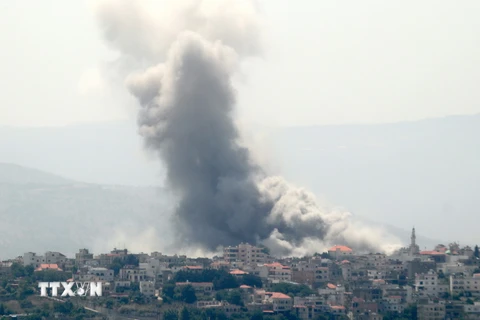 Khói bốc lên sau vụ không kích của Israel tại Yaroun, Liban, ngày 19/6. (Ảnh: THX/TTXVN)