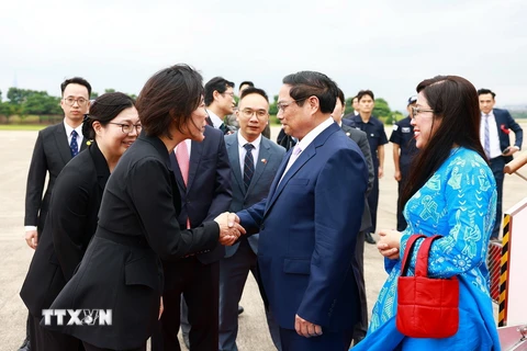 Quan chức Hàn Quốc đón Thủ tướng Phạm Minh Chính và Phu nhân tại Sân bay quân sự Seongnam, tỉnh Gyeonggi. (Ảnh: Dương Giang/TTXVN)