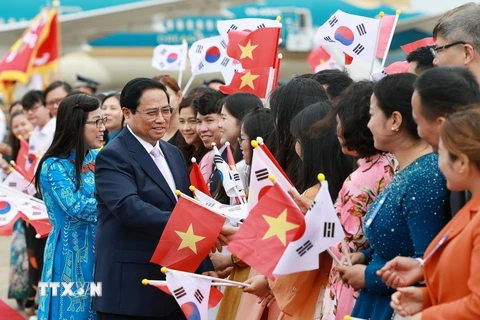 Cộng đồng người Việt Nam tại Hàn Quốc chào đón Thủ tướng Phạm Minh Chính và Phu nhân. (Ảnh: Dương Giang/TTXVN)