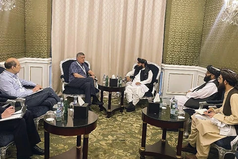 Người phát ngôn Taliban Zabihullah Mujahid (giữa bên phải) dẫn đầu phái đoàn Taliban gặp Đặc phái viên của Tổng thống Nga tại Afghanistan Zamir Kabulov, trong cuộc gặp ở Doha, Qatar tháng 1/2024. (Nguồn: AP)