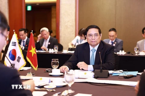 Thủ tướng Phạm Minh Chính tọa đàm với các chuyên gia, nhà khoa học Hàn Quốc trong lĩnh vực bán dẫn và trí tuệ nhân tạo. (Ảnh: Dương Giang/TTXVN)