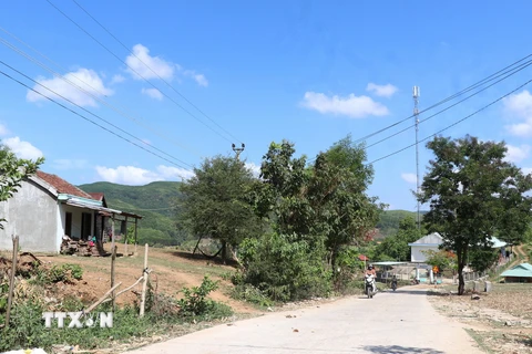 Đường giao thông nông thôn, đường điện tại xã Phước Tân, huyện Sơn Hòa được xây dựng đồng bộ. (Ảnh: Tường Quân/TTXVN)