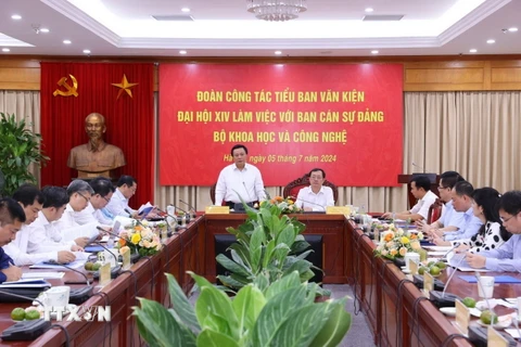 Đoàn Tiểu ban Văn kiện Đại hội XIV của Đảng làm việc với Ban cán sự đảng Bộ Khoa học và Công nghệ. (Ảnh: Văn Điệp/TTXVN)