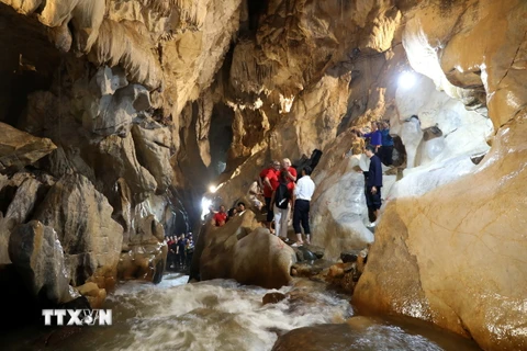 Đoàn chuyên gia UNESCO cùng lãnh đạo tỉnh, đại diện các sở, ban, ngành, địa phương tỉnh Lạng Sơn thực địa tại hang Keng Tao, Khu Du lịch sinh thái suối Mỏ Mắm, xã Chiến Thắng, huyện Bắc Sơn, tỉnh Lạng Sơn. (Ảnh: Văn Đạt/TTXVN)