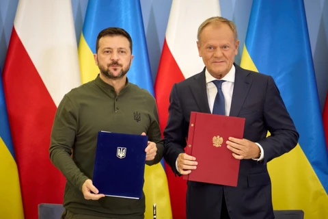 Tổng thống Ukraine Volodymyr Zelensky (trái) và Thủ tướng Ba Lan Donald Tusk tại lễ ký thỏa thuận an ninh ở Warsaw hôm 8/7. (Ảnh: Văn phòng Tổng thống Ukraine)