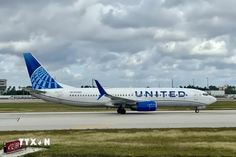 Một máy bay của hãng hàng không United Airlines tại sân bay Miami, bang Florida, Mỹ. (Ảnh: AFP/TTXVN)