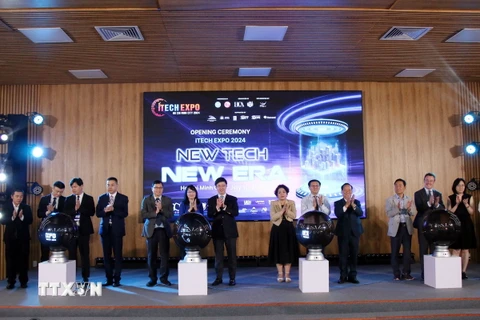 Các đại biểu thực hiện nghi thức khai mạc iTech Expo 2024. (Ảnh: Tiến Lực/TTXVN)