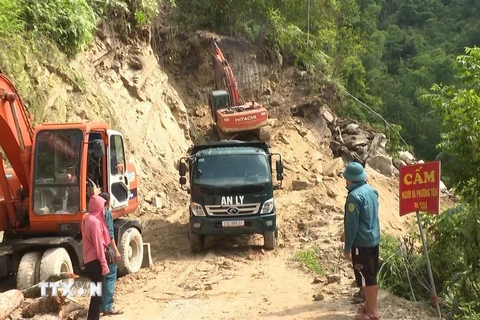 Do tình trạng sạt lở quá nhiều và có nguy cơ tiếp tục tái diễn khiến việc thông tuyến giao thông gặp nhiều khó khăn. (Ảnh: TTXVN phát)