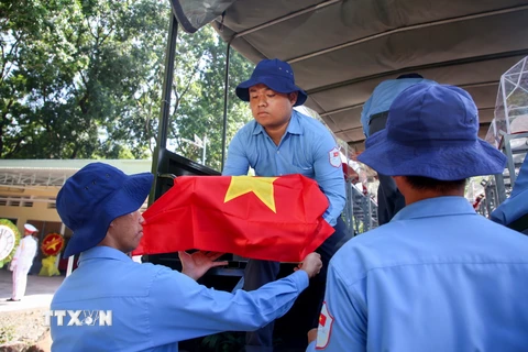 Cán bộ, chiến sỹ các Đội tìm kiếm, quy tập hài cốt liệt sỹ đưa các hài cốt liệt sỹ quân tình nguyện Việt Nam hy sinh tại Campuchia về Nghĩa trang liệt sỹ Đồi 82, huyện Tân Biên. (Ảnh: Giang Phương/TTXVN)