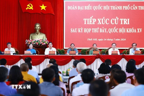 Thủ tướng Phạm Minh Chính và Đoàn đại biểu Quốc hội thành phố Cần Thơ tiếp xúc cử tri quận Thốt Nốt, thành phố Cần Thơ. (Ảnh: Dương Giang/TTXVN)