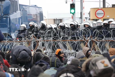 Người di cư tập trung tại khu vực biên giới ở Kuznica (Ba Lan), giáp giới Belarus. (Ảnh: AFP/TTXVN)