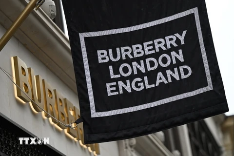 Thương hiệu thời trang Burberry tại cửa hàng ở London, Anh. (Ảnh: AFP/TTXVN)